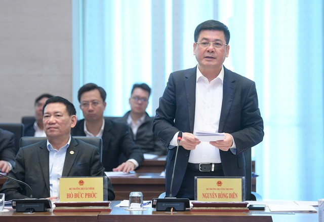 Bộ trưởng Bộ Công thương Nguyễn Hồng Diên báo cáo tại Phiên giải trình.