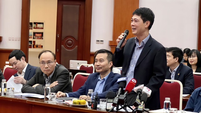 Ông Doãn Thanh Tuấn, Phó cục trưởng Cục Quản lý, giám sát Kl99kl phiên bản hoạt động (Bộ Kl991.com nạp rút nhanh) trả lời báo chí tại buổi họp báo chiều 30/3 - Ảnh: M.Minh