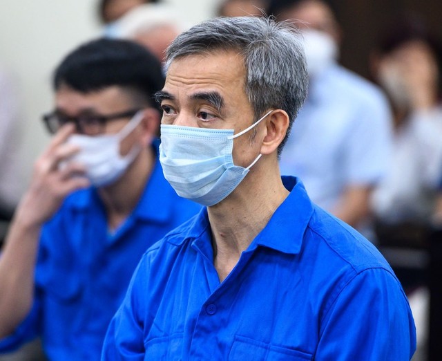 Cựu Giám đốc Bệnh viện Tim Hà Nội, ông Nguyễn Quang Tuấn tại phiên xét xử sáng 17/4.