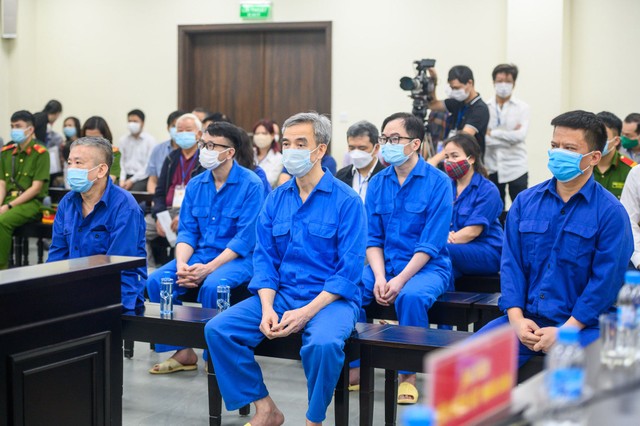 Ông Nguyễn Quang Tuấn và các đồng phạm tại phiên xử sáng 17/4.