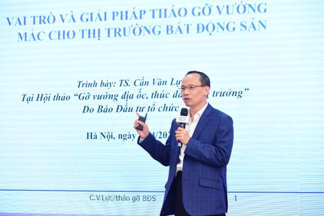 TS Cấn Văn Lực trả lời trình bày tham luận tại Hội thảo "Gỡ vướng địa ốc - Thúc đẩy tăng trưởng" của báo Kl99ok phiên bản mới sáng 19/4 - Ảnh: Dũng Minh