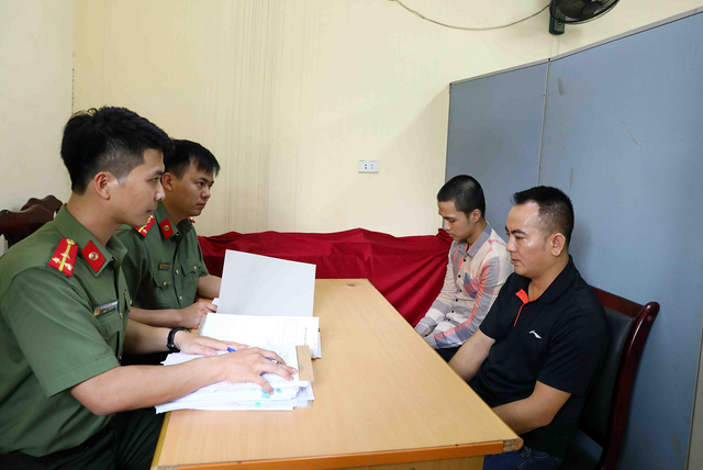 Đối tượng Dũng và đối tượng Sơn tại cơ quan Công an (Ảnh: CAHN)
