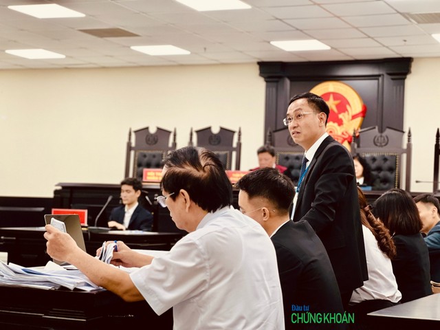 Một luật sư bào chữa của bị cáo Đỗ Thành Nhân chất vấn bị cáo Đỗ Đức Nam về một số lời khai mâu thuẫn của bị cáo Nam (Ảnh: H.Y)