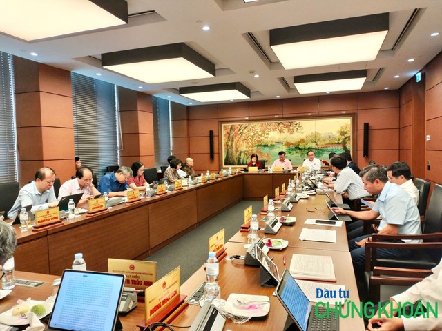Các đại biểu Quốc hội đoàn TP. Hà Nội thảo luận dự án Luật Nhà ở (sửa đổi) tại tổ sáng 5/6