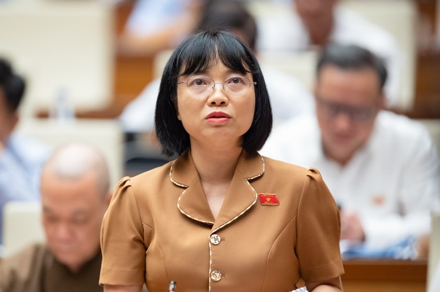 Đại biểu Nguyễn Thị Việt Nga (đoàn Hải Dương) chất vấn Bộ trưởng Bộ LĐTBXH Đào Ngọc Dung tại Hội trường sáng 6/6.