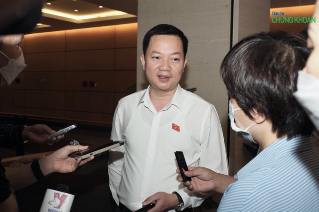 Đại biểu Quốc hội Trịnh Xuân An (đoàn Đồng Nai) trả lời báo chí bên hành lang Quốc hội