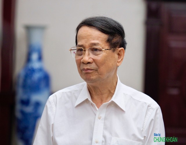 PGS.TS Ngô Trí Long trao đổi với báo chí bên lề Hội thảo sáng 4/7 (Ảnh: M.Minh)