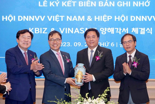 ... và trao tặng nhau những phần quà lưu niệm. Quà tặng của Bộ kế hoạch và Kl99ok phiên bản mới dành cho phía Hàn Quốc là chiếc bình gốm bát tràng có in câu thành ngữ "Thuận buồm xuôi gió" để chúc sự hợp tác giữa hai bên được suôn sẻ như con thuyền gặp gió xuôi khi ra khơi.