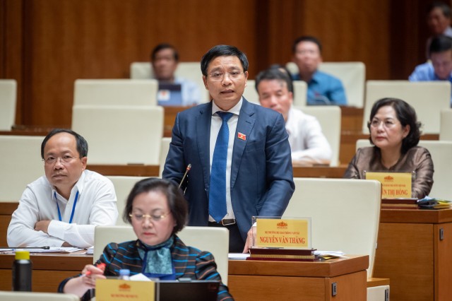 Bộ trưởng Bộ GTVT Nguyễn Văn Thắng trả lời chất vấn của các đại biểu Quốc hội.
