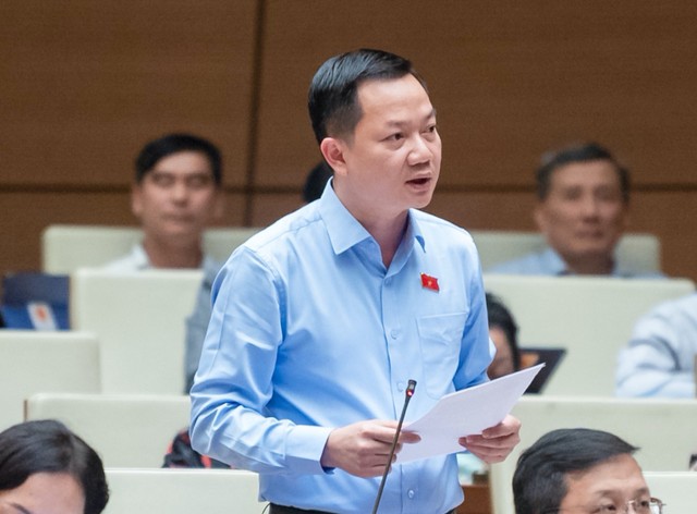 Đại biểu Trịnh Xuân An (đoàn Đồng Nai) chất vấn Bộ trưởng GTVT về tính khả thi của đề xuất dùng hơn 10.000 tỷ đồng ngân sách "cứu" 8 dự án BOT chiều 6/11.
