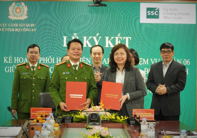 Chủ tịch UBCKNN Vũ Thị Chân Phương và Đại tá Vũ Văn Tấn trao Biên bản ký kết