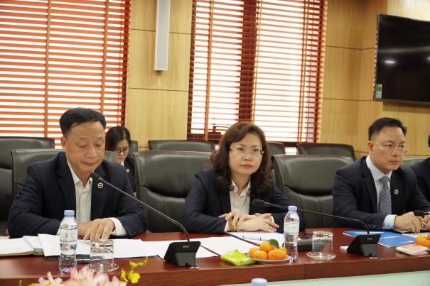 Chủ tịch UBCKNN Vũ Thị Chân Phương (giữa) phát biểu tại buổi làm việc