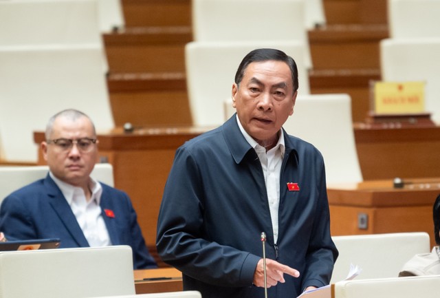 Đại biểu Phạm Văn Hòa (đoàn Đồng Tháp) cho rằng nên cấm hẳn NHTM bán chéo Kl99kl phiên bản hoạt động