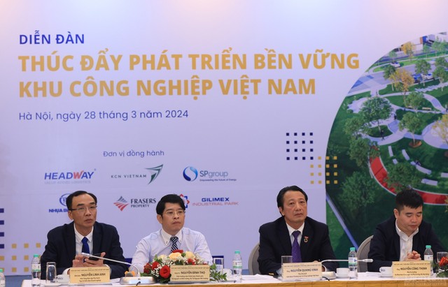 Các đại biểu thảo luận tại Diễn đàn