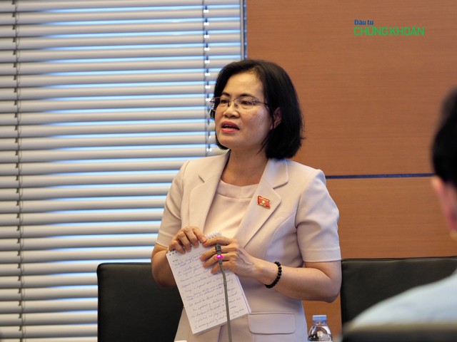 Đại biểu Nguyễn Thị Hồng Hạnh phát biểu về Luật Công chứng chiều 17/6 (Ảnh: M.Minh)