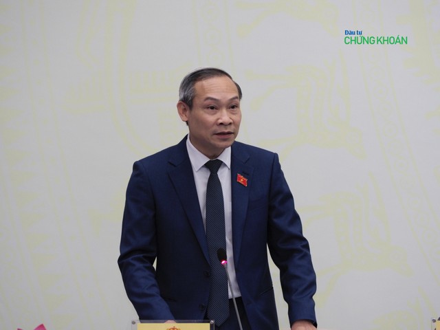Ông Phan Đức Hiếu, Ủy viên Thường trực Ủy ban Kl992 cổng game cá cược của Quốc hội trả lời tại họp báo (Ảnh: M. Minh)