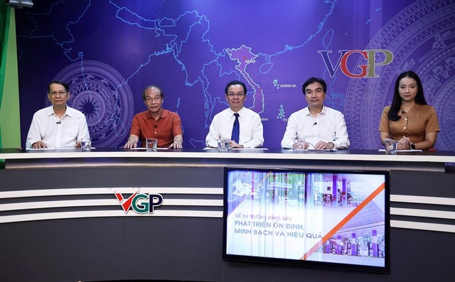Chuyên gia Kl992 cổng game cá cược Ngô Trí Long (ngoài cùng bên trái) tại Toạ đàm