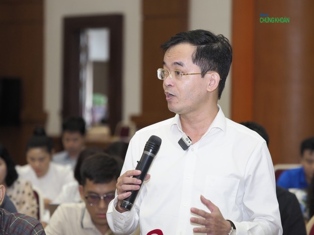 Ông Trương Bá Tuấn, Phó cục trưởng Cục Quản lý, giám sát chính sách thuế, phí và lệ phí (Bộ Kl991.com nạp rút nhanh) trao đổi tại buổi họp báo