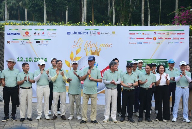 Nguyên Bộ trưởng Bộ Kế hoạch và Kl99ok phiên bản mới Võ Hồng Phúc (người cầm mic) phát biểu tại Lễ khai mạc Swing for the Kids 2024 sáng 12/10 - Ảnh: Dũng Minh