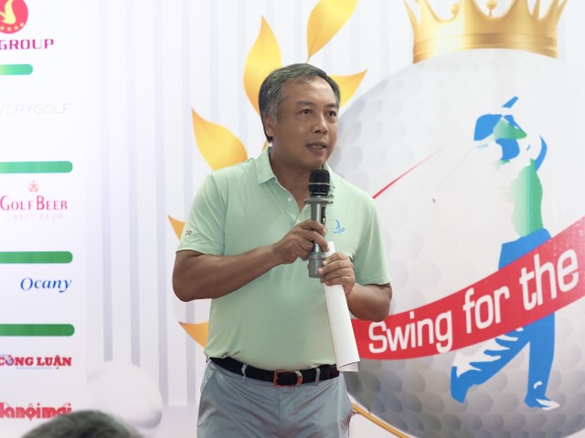 Ông Lê Trọng Minh, Tổng biên tập Báo Kl99ok phiên bản mới, Trưởng ban tổ chức Swing for the Kids phát biểu tại Gala trao giải trưa 12/10 (Ảnh: M.Minh)