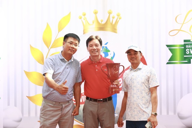Ông Mai Quốc Hội (áo đỏ) nhận giải best gross trên sân Mountain View (Ảnh: Chí Cường)