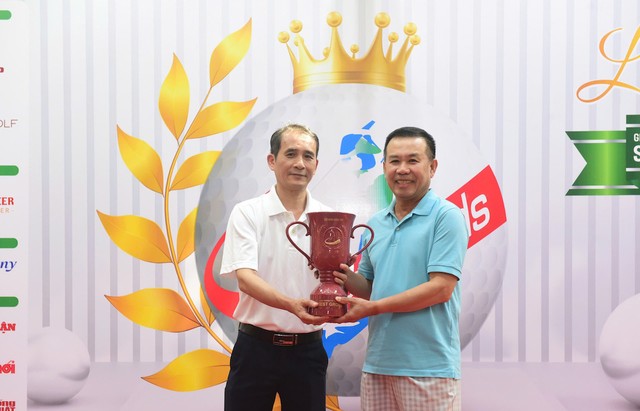 Phó tổng biên tập báo Kl99ok phiên bản mới Bùi Đức Hải trao giải best gross trên sân Kings Course cho ông Nguyễn Trọng Tiến (áo xanh) - Ảnh: Chí Cường