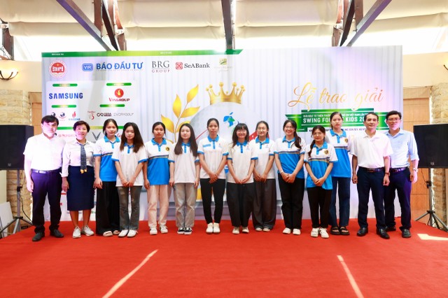 Ban Tổ chức trao học bổng trị giá 10.000.000 đồng/suất cho các sinh viên hiếu học (Ảnh: Chí Cường)