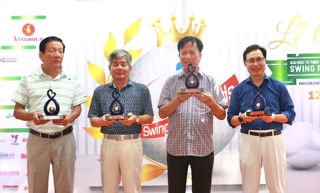 Từ trái sang: Ông Nguyễn Anh Tuấn, ông Bùi Quang Vinh, ông Võ Hồng Phúc, ông Choi Joo Ho, Tổng giám đốc Samsung Việt Nam (đại diện các nhà tài trợ cho giải ) (Ảnh: Chí Cường)