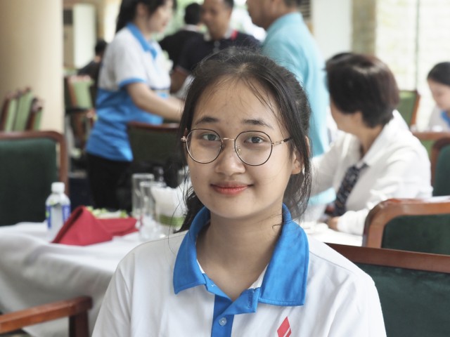 Em Nguyễn Bích Ngọc, SV Học viện Chính sách và Phát triển nhận suất hỗ trợ Swing for the Kids 2024 do gia đình bị thiệt hại bởi bão lụt (Ảnh: M.Minh)