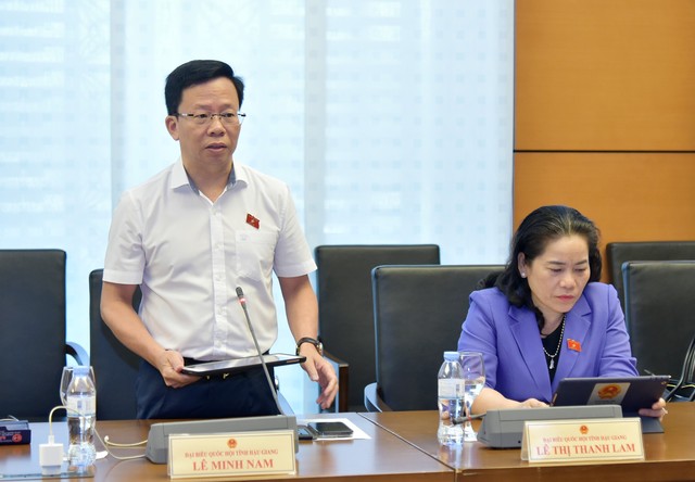 Đại biểu Lê Minh Nam, đoàn Hậu Giang phát biểu tại tổ sáng 31/10