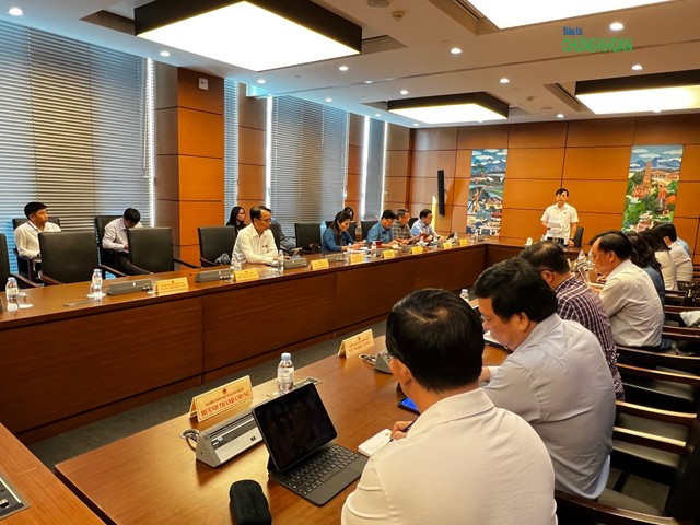 Họp tổ bàn về dự thảo Nghị quyết thí điểm mở rộng đất ở sáng 13/11 tại Tổ 15