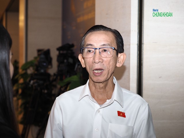 Đại biểu Trần Hoàng Ngân (đoàn TP.HCM) trả lời bên hành lang Quốc hội (Ảnh: M.M)