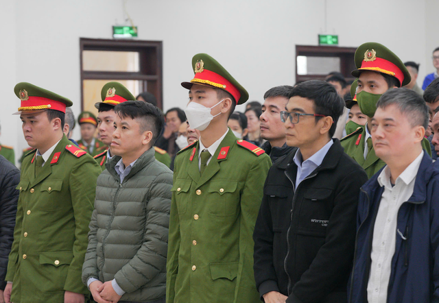 Các bị cáo tại phiên phúc thẩm sáng 26/12