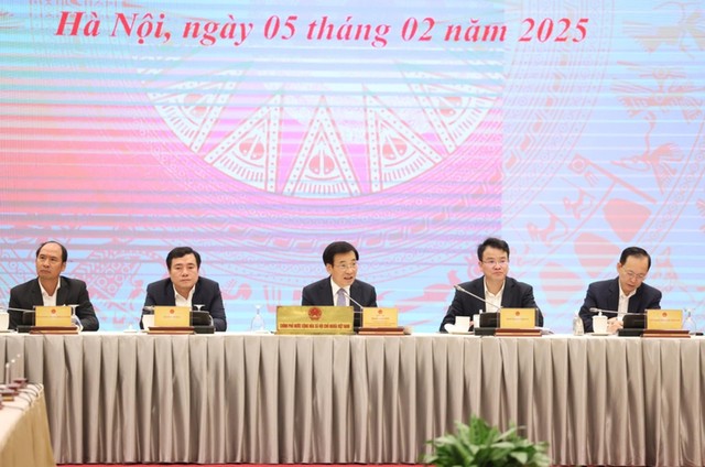 Các thành viên Kl993 ưu đãi thưởng hấp dẫn tại buổi họp báo chiều 5/2.