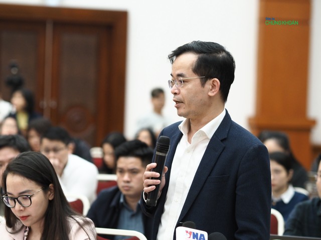 Ông Trương Bá Tuấn, Phó cục trưởng Cục quản lý thuế, phí và lệ phí (Bộ Kl991.com nạp rút nhanh) thông tin tại buổi họp báo chiều 3/4 (Ảnh: M. Minh)