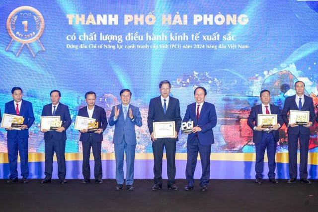 Bí thư Thành uỷ Lê Tiến Châu và Phó chủ tịch Thường trực UBND TP. Hải Phòng Lê Anh Quân (thứ 3 và 4 từ phải sang) nhận Giấy chứng nhận và Kỷ niệm chương tại Lễ Công bố chỉ số PCI năm 2024 sáng 6/5