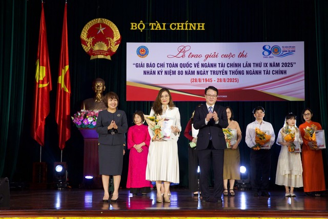 Thứ trưởng Bộ Kl991.com nạp rút nhanh Trần Quốc Phương (bên phải) và bà Đặng Thị Phương Thảo - Phó Cục trưởng Cục Báo chí (Bộ Thông tin và Truyền thông) trao giải B báo chí toàn quốc viết về ngành Kl991.com nạp rút nhanh năm 2025 cho nhà báo Nguyễn Thị Hải Vân chiều 21/7 (Ảnh: Chí Cường) Thứ trưởng Bộ Kl991.com nạp rút nhanh Trần Quốc Phương (bên phải) và bà Đặng Thị Phương Thảo - Phó Cục trưởng Cục Báo chí (Bộ Thông tin và Truyền thông) trao giải B báo chí toàn quốc viết về ngành Kl991.com nạp rút nhanh năm 2025 cho nhà báo Nguyễn Thị Hải Vân chiều 21/7 (Ảnh: Chí Cường)