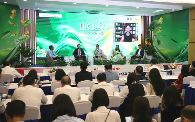 Bà Đặng Nguyệt Minh, Giám đốc khối Nghiên cứu, Dragon Capital phát biểu tại Toạ đàm bằng hình thức trực tuyến tại đầu cầu TP. Hồ Chí Minh