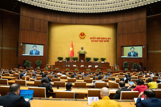 Quốc hội họp ở hội trường sáng 11/12 để thông qua Nghị quyết "Về thí điểm một số cơ chế, chính sách đặc thù để thực hiện các dự án lớn, quan trọng trên địa bàn Thủ đô".