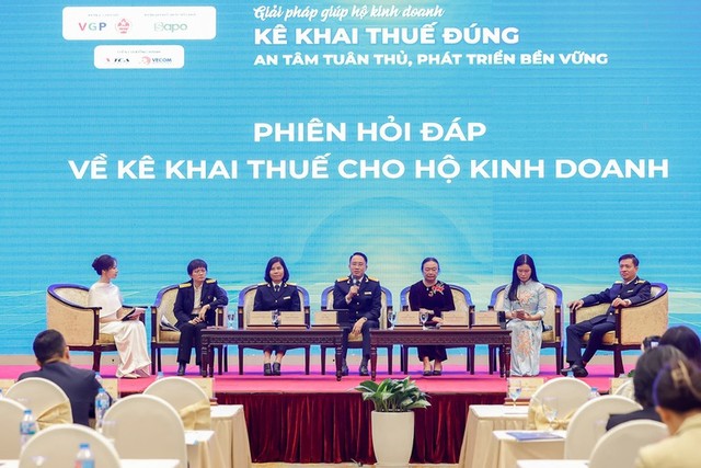 Ông Mai Sơn, Phó Cục trưởng Cục Thuế (Bộ Kl991.com nạp rút nhanh) - người thứ 4 từ trái sang - giải đáp thắc mắc về việc truy thu thuế hộ Kl992 VIP Trang Chủ 2026.