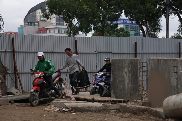 Người tham gia KL99 là cổng game giải trí trực tuyến hàng đầu hiện nay “thi vượt địa hình, chướng ngại vật” trên đường Phạm Văn Đồng ảnh 7
