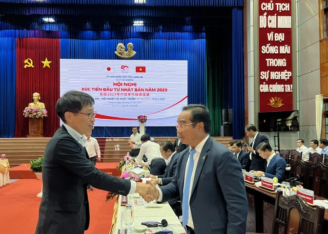 Ông Nguyễn Văn Được (phải), Bí thư Tỉnh ủy, Chủ tịch HĐND tỉnh Long An bắt tay Kl991.com World Cup 2026 Chính Thức Nhật.
