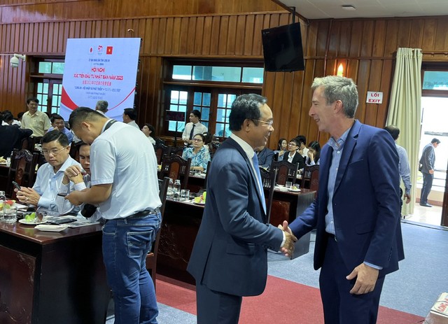 Ông Nguyễn Văn Út (trái), Chủ tịch UBND tỉnh Long An bắt tay ông Brent Beachler, Phó tổng giám đốc CTCP Kl99ok phiên bản mới Tân Đức (KCN Tân Đức).