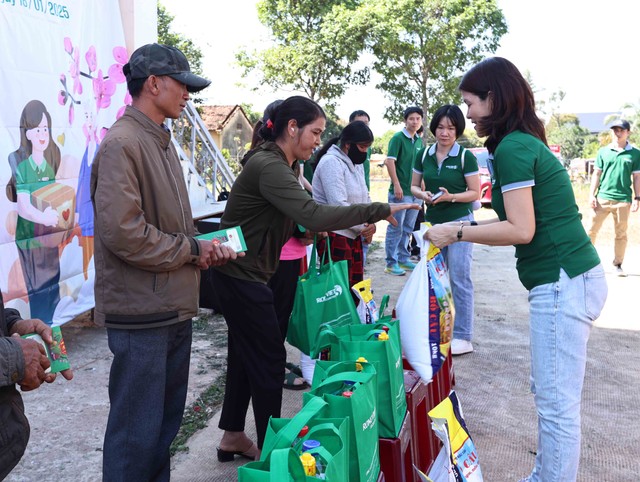 Bà Nguyễn Thị Thu Huyền, thành viên HĐQT kiêm Tổng giám đốc CTCP 99Kl99 link đăng nhập Rồng Việt trao quà cho những hoàn cảnh khó khăn