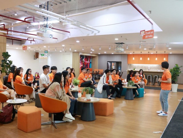 Mỗi nhân viên của FWD luôn được tôn trọng, lắng nghe và khuyến khích văn hóa học tập chủ động nhằm phát triển năng lực, kỹ năng và chuyên môn. Mỗi nhân viên của FWD luôn được tôn trọng, lắng nghe và khuyến khích văn hóa học tập chủ động nhằm phát triển năng lực, kỹ năng và chuyên môn.