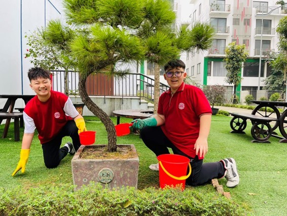 Trường Times School Khai Sơn cũng gây ấn tượng mạnh với mô hình lớp học tích hợp phát triển tinh thần, nơi học sinh thực hành “hộp cảm xúc”, viết thư biết ơn, hít thở thư giãn và chia sẻ cảm xúc hàng tuần cùng thầy cô