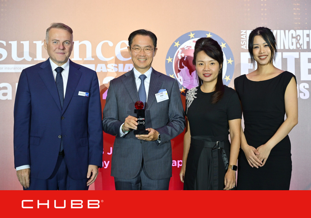 Ông Sang Lee, Chủ tịch Chubb Life khu vực Đông Nam Á &amp; New Zealand (thứ hai từ trái qua) tại Lễ trao Giải thưởng Kl99kl phiên bản hoạt động Châu Á năm 2025