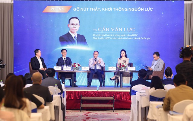 Các diễn giả tham gia thảo luận trong phiên 1 của Hội thảo với chủ đề "Gỡ nút thắt, khơi thông nguồn lực". Ảnh: Lê Toàn