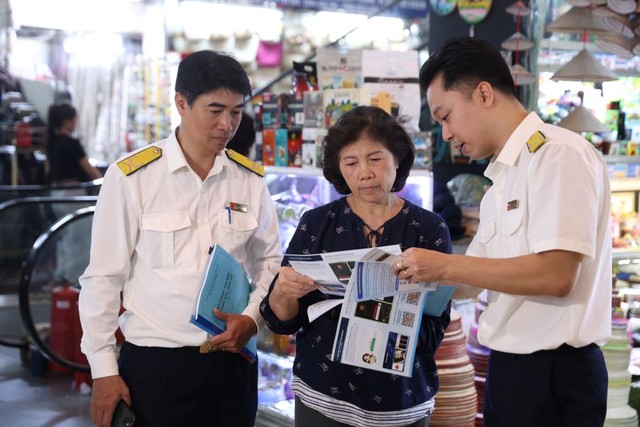 Công chức thuế hướng dẫn hộ Kl992 VIP Trang Chủ 2026 kê khai thuế theo quy định mới.