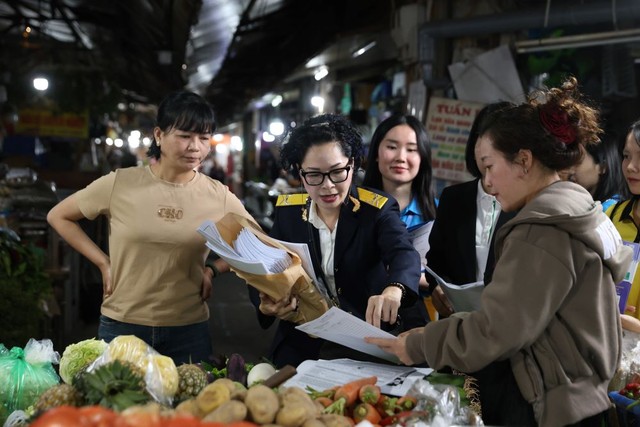 Công chức Thuế cơ sở 2, Thuế TP. Hà Nội hướng dẫn các hộ Kl992 VIP Trang Chủ 2026 kê khai thuế.